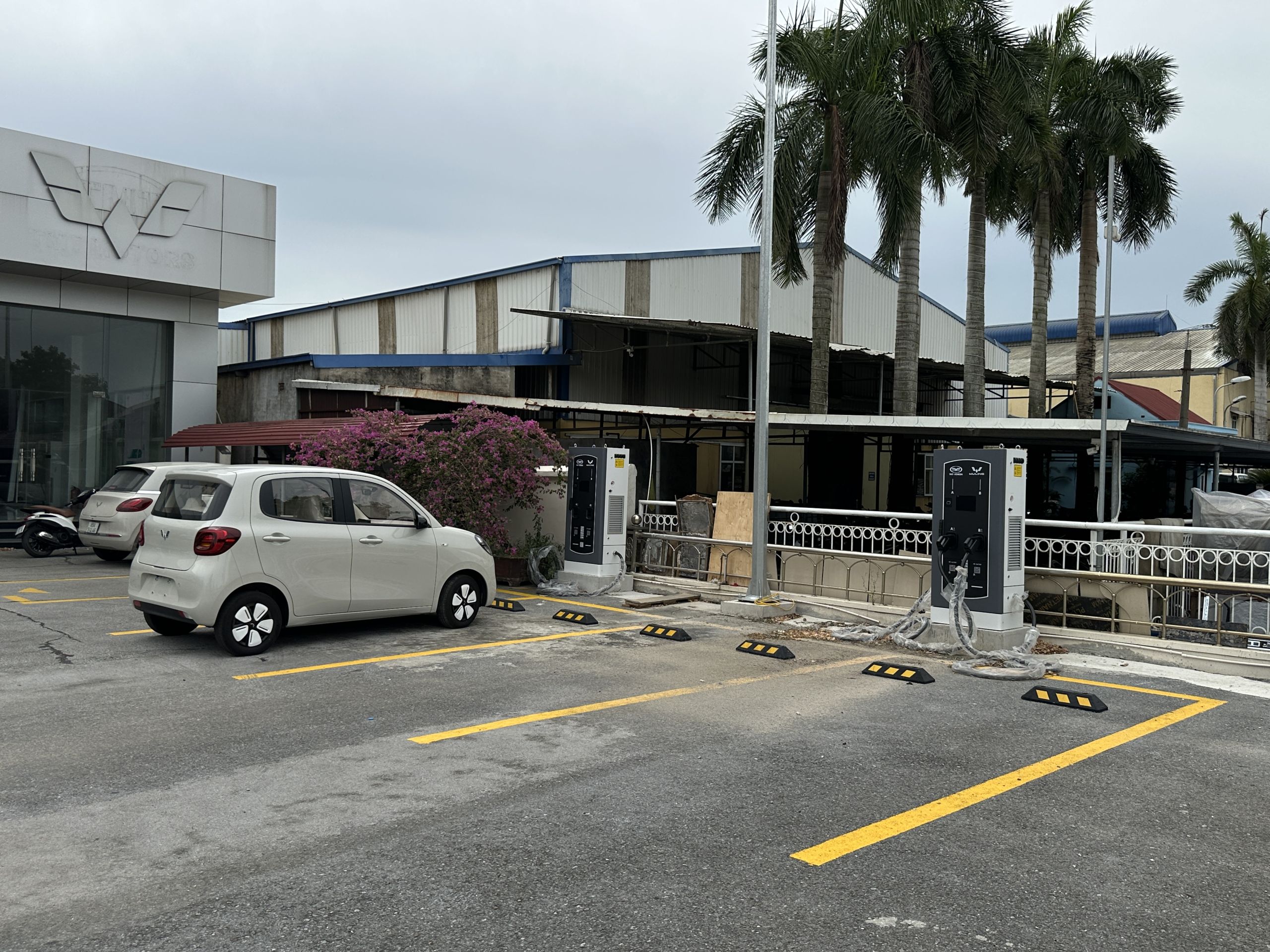 Ô đỗ xe tiêu chuẩn trước trụ sạc